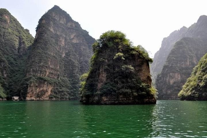 Private Day All-inclusive Tour to Longqingxia Gorge and Badaling Wildlife World - Photo 1 of 6