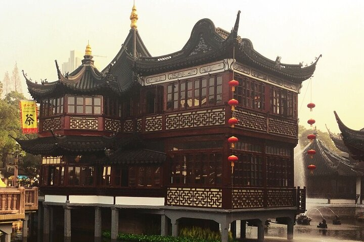 Experience the charm of traditional Shanghai as you wander through stunning architecture and serene landscapes revealing the rich history and culture at Yuyuan Garden and surrounding landmarks.