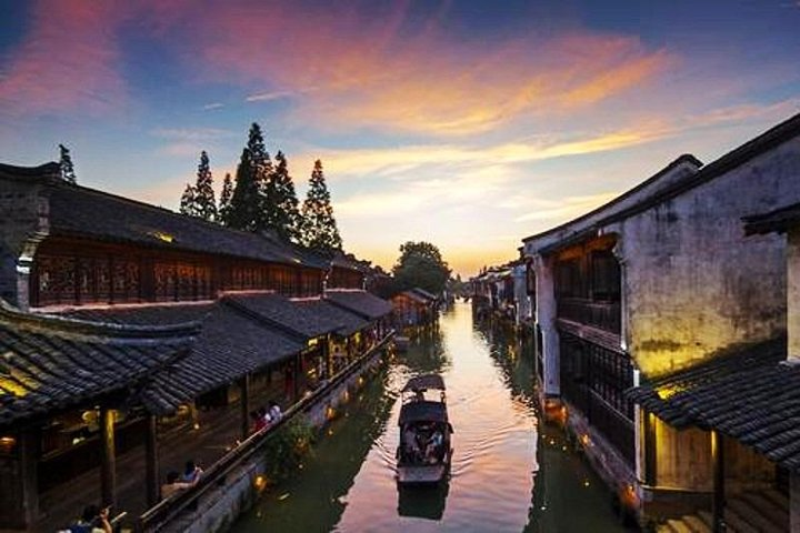 Discover the charm of Wuzhen’s ancient canals stone bridges and traditional architecture. Experience leisurely boat rides amidst stunning scenery perfect for capturing unforgettable memories along your journey.