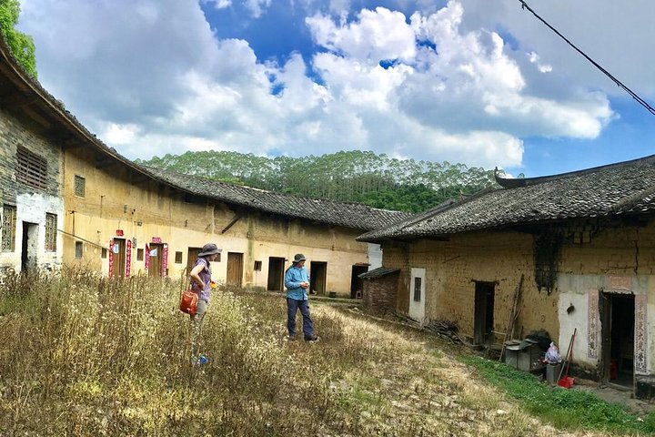 Visiting a 300-year-old Hakka Round-dragon House