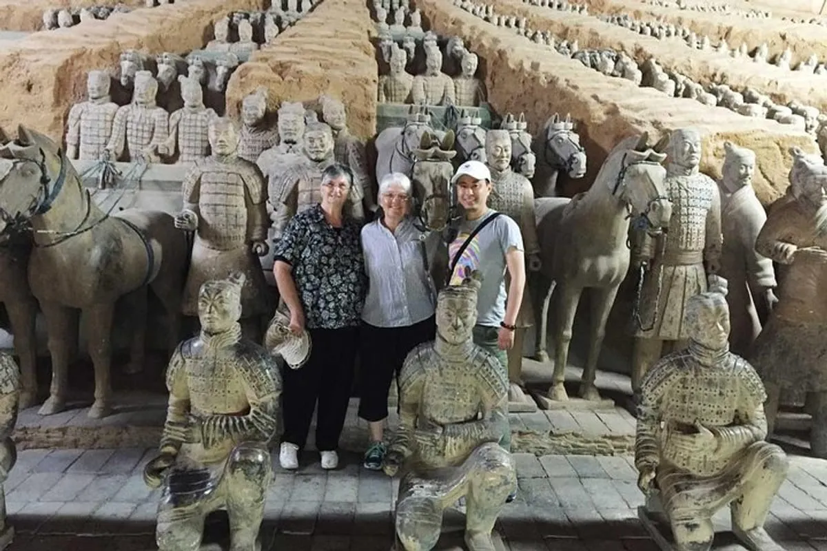 Visitantes observando la gran fosa principal del Ejército de Terracota.