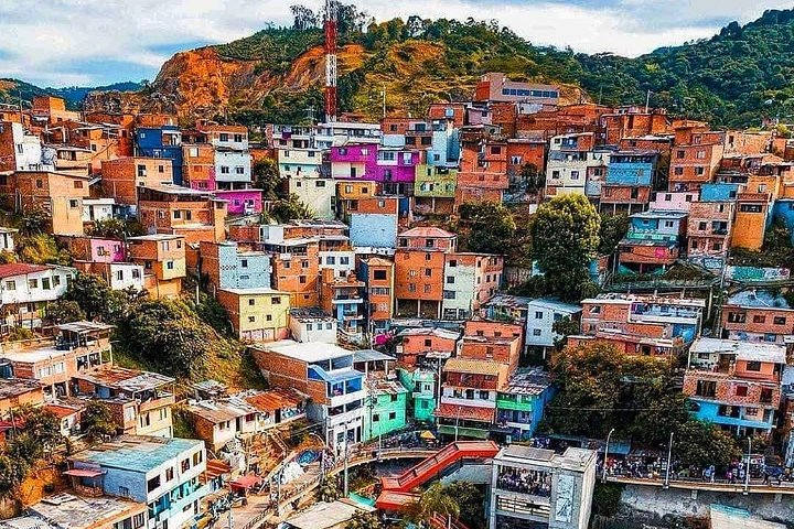 Commune 13 - Graffitour - Photo 1 of 2