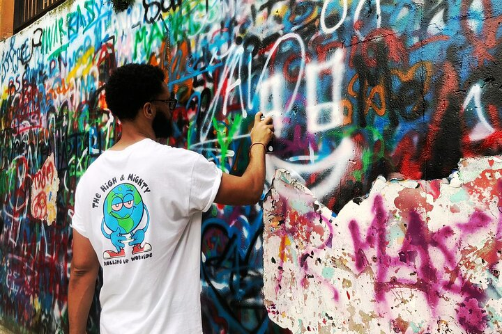 Medellín: Comuna 13 Tour with Spray Painting and ice cream  - Photo 1 of 12