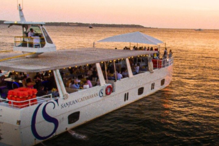 Sunset on catamaran + open bar + 3 hours of tour - Photo 1 of 25