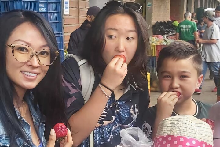 Friut Tasting & Comuna 13 - Photo 1 of 6