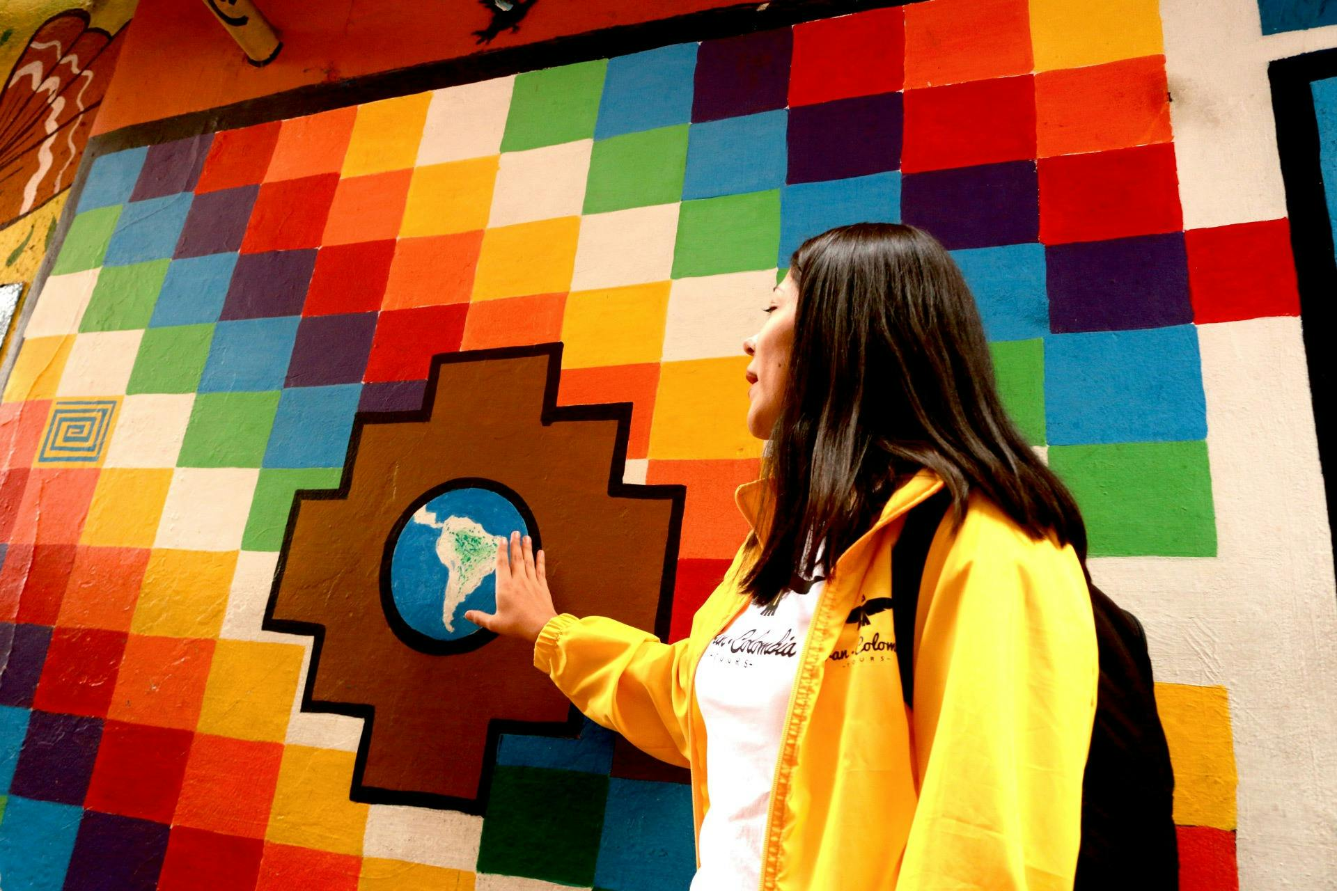 La Candelaria Bogotá: Guided Graffiti Tour + Drinks - Photo 1 of 6