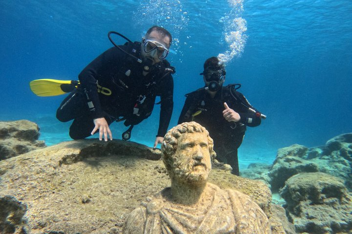Discover Scuba diving at Green bay statues - Photo 1 of 13