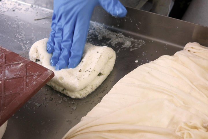 Small groups of no more than 7 people