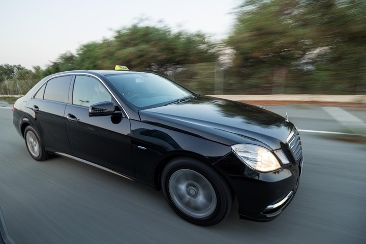 Private Transfer: Larnaca Airport to Larnaca District 1-14 pax - Photo 1 of 12