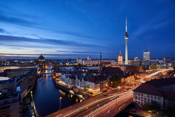 Savor a delightful four-course meal aboard a deluxe ship while cruising past Berlin’s stunning landmarks creating unforgettable memories against the backdrop of the setting sun.