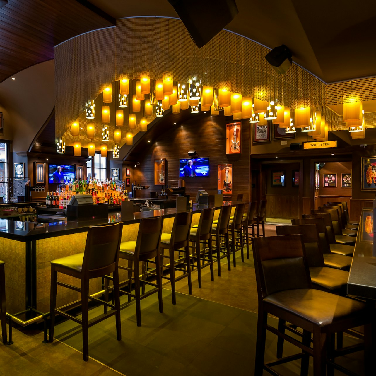 Immerse yourself in rock history while savoring the Original Legendary® Burger and enjoying memorabilia from legends like Elvis and Freddie. A true music lover's dining experience awaits!