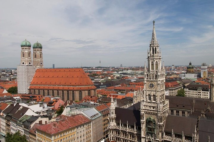 Explore Munich’s remarkable blend of history and architecture from stunning Baroque buildings to significant cultural sites all while soaking in the rich stories of this iconic cityscape.