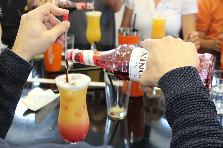 Exciting insights into the bar world with professional bartenders, show bartending and plenty of creative cocktails