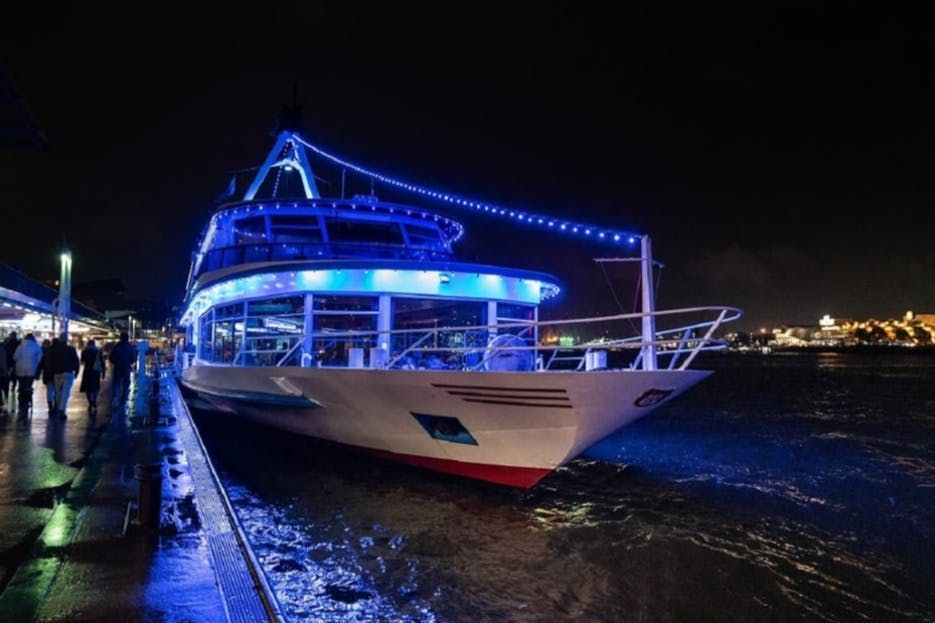 Hamburg: Elbe River Saturday Night Boat Party - Photo 1 of 14