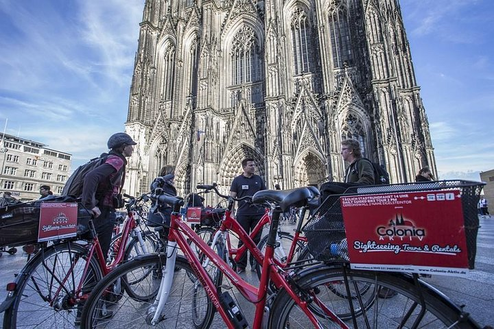 Get a close view and lots of fascinating facts on the Cologne Cathedral!