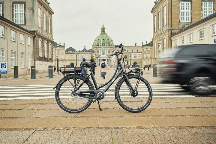 Explore Copenhagen's historic streets effortlessly on a sleek Elivra Madigan Cargo e-Bike designed for memorable rides and easy access to the city's hidden gems. Experience local life like never before.