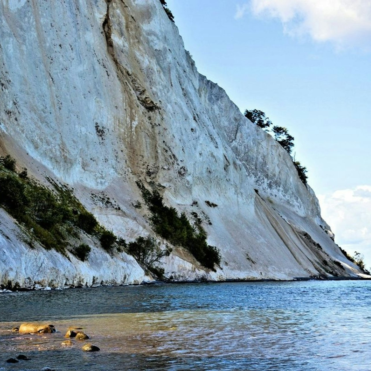 Experience the stunning cliffs of Møns Klint where natural beauty meets history. Explore unique stones along the shore and marvel at the dramatic landscape surrounding this coastal gem.