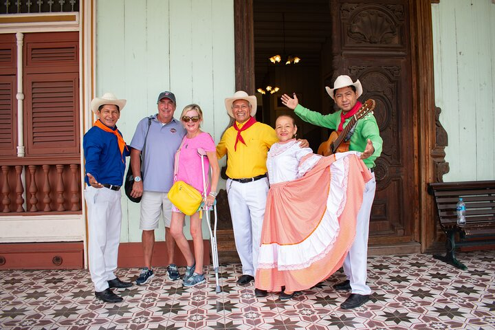 On our City tours to the city of Guayaquil we want our clients to live a unique and memorable experience. Our main value is personalized attention, which is complemented by the history and traditions