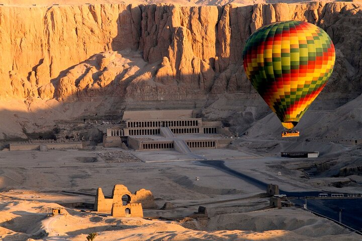 Sunrise Hot Air Balloon Over the Historical sites in Luxor - Photo 1 of 19
