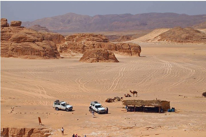 4x4 Jeep at the top of Canyon, ready to descend. 