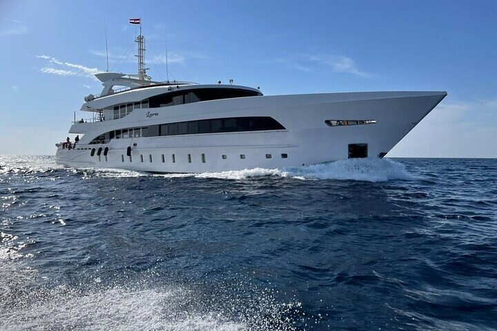 The Cruise Ship's M/Y Lyra exterior