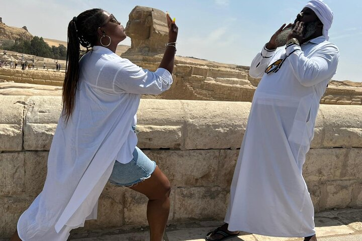 Fun with the sphinx at Giza pyramids