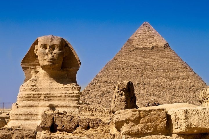 Sphinx and pyramid of Chephren