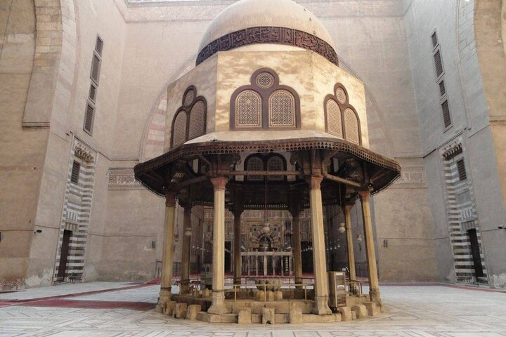  Discover The Historical Mosques In Cairo - Photo 1 of 8