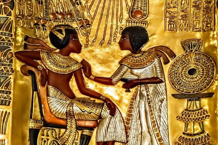 tut ankh amon with his wife 
