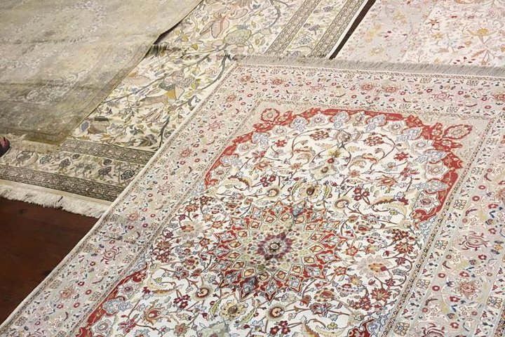 Private Cairo shopping tour to real hand made carpets & rags