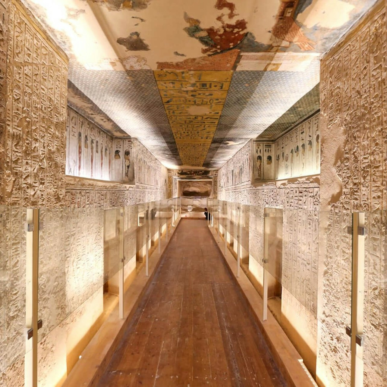 Luxor: Valley of the Kings Guided Tour + Roundtrip Transfer - Photo 1 of 5