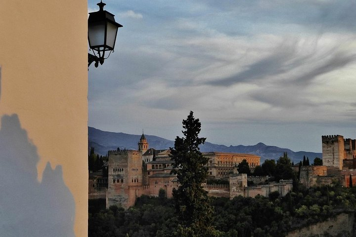 Alhambra Sunset Tour: Generalife, Alcazaba & Albaicín - Photo 1 of 7