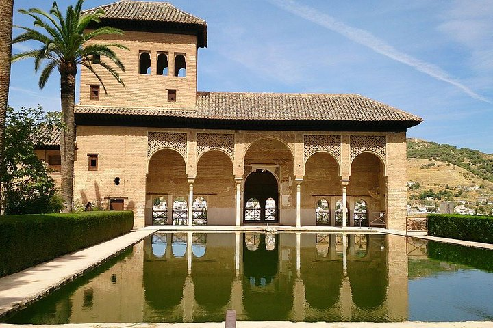 Alhambra & Charles V Palace Guided Tour with Nasrid Palaces Tickets - Photo 1 of 10