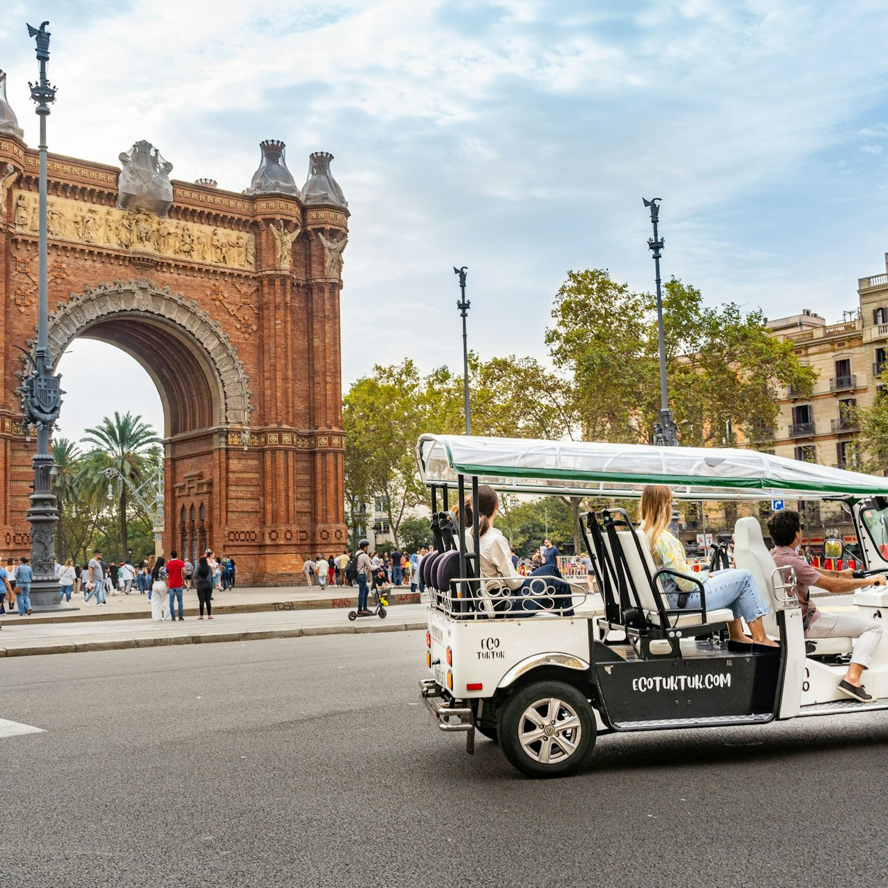 Barcelona: 1-Hour Tour by Private Electric Tuk Tuk - Photo 1 of 12