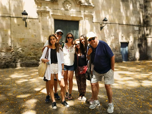 Barcelona Highlights and Secrets. Private Tour with a tapa & drink included