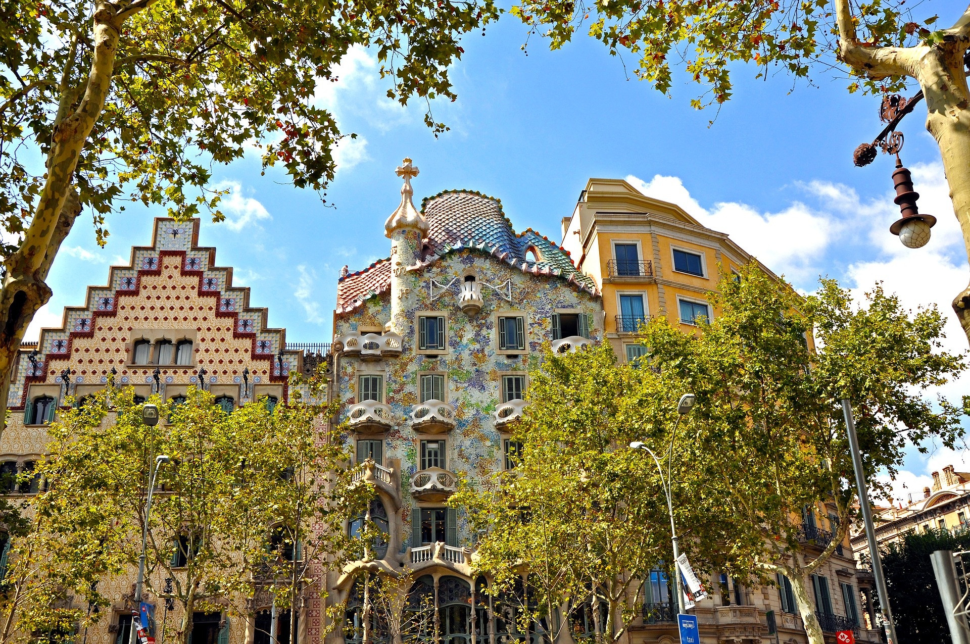 Barcelona Highlights: Sagrada Familia and Gaudi Houses Tour in Barcelona |  Pelago, image size:1920x1275