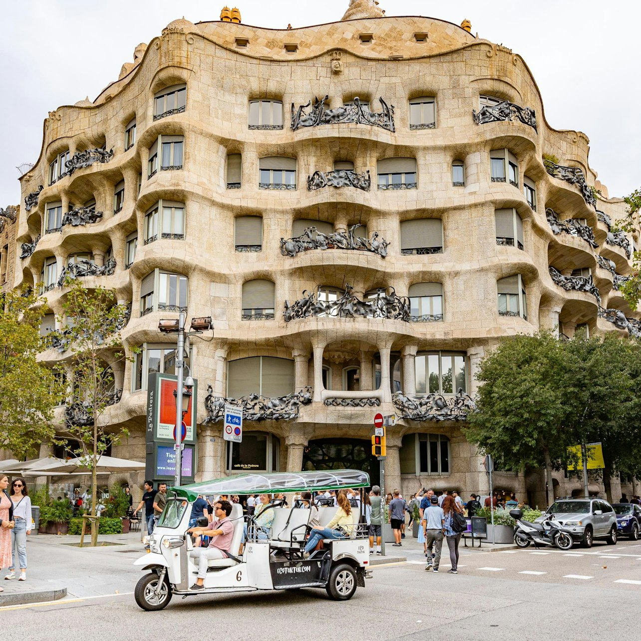 Barcelona: Welcome Tour by Private Electric Tuk Tuk - Photo 1 of 16