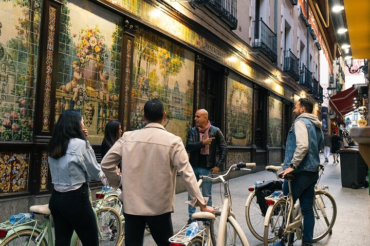 Madrid Night : Vintage Bike Ride Under the Christmas Lights - Photo 1 of 7