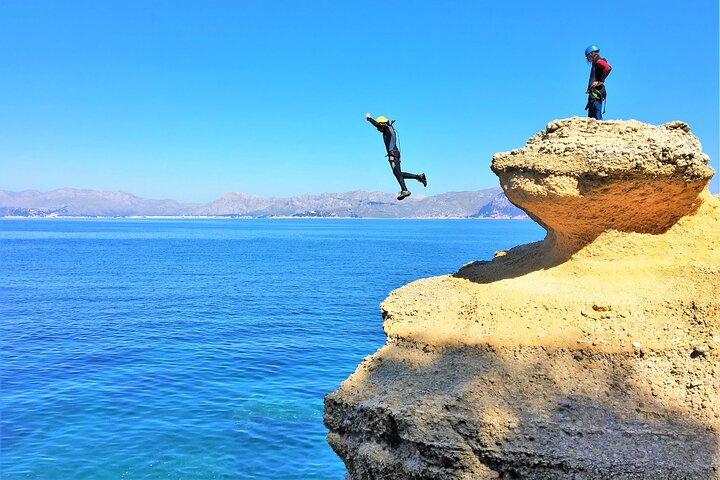 Coasteering Cliff jumping - Photo 1 of 13