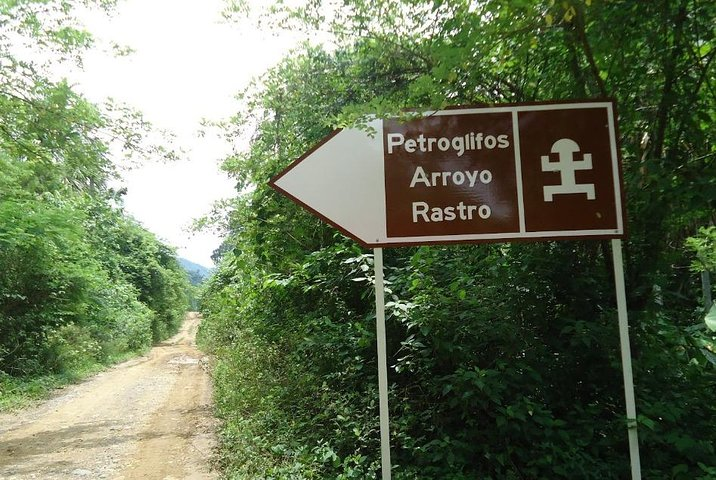 Start of the natural tour to the petroglyphs