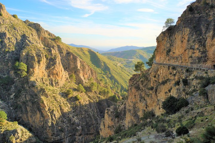 Garganta El Saltillo hike by MALAGA ACTIVA TOURS.