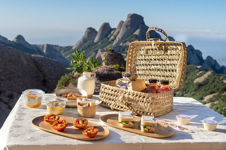 An elegant Boho-style picnic in the heart of the Montserrat Mountain Natural Park.