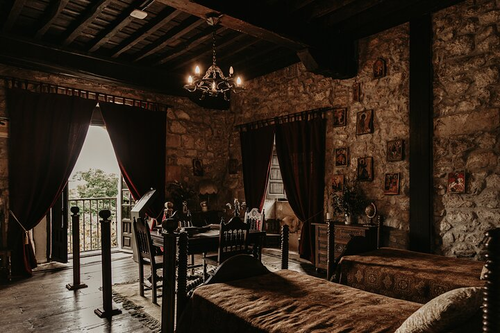 Immersive visit to the Velarde Palace Museum - Photo 1 of 25