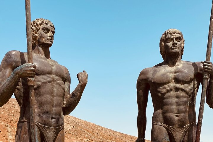 Meet The Brothers, Guanches kings ayose & quise. Driving very high (mirador) in the mountains with a view to kill… a panoramic view (sometimes) till deep in the North… Infact till Lanzarote! 