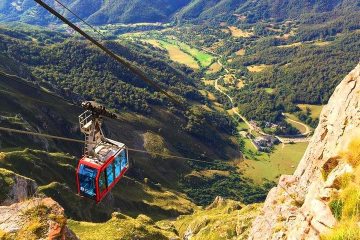 The amazing Fuente De cable car. Tickets included in the tour.