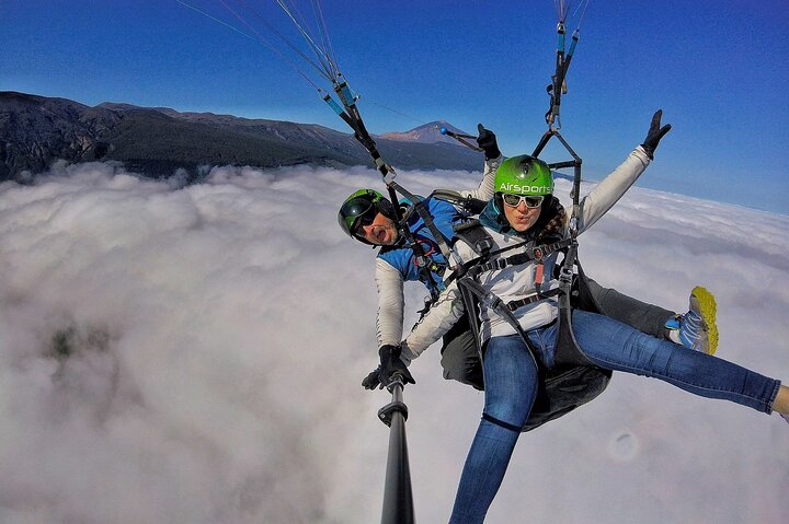 GOLD paragliding flight including videos/photos, t-shirt and a bottle of Cava - Photo 1 of 17