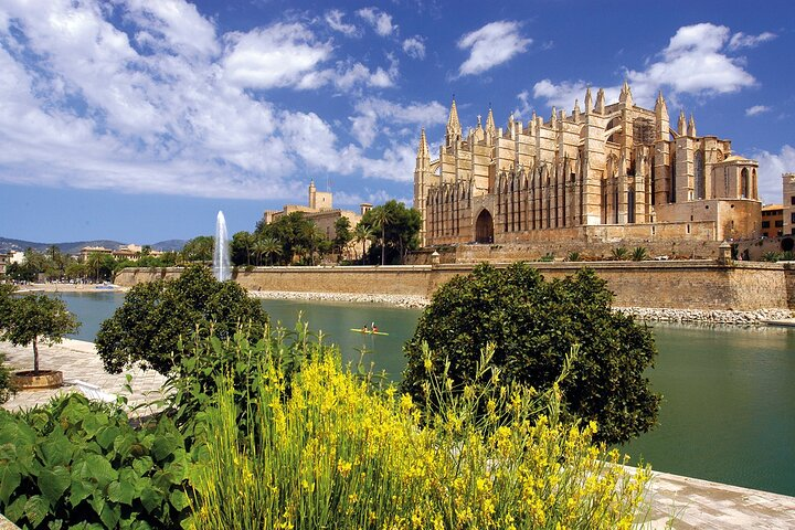 Guided route and visit to the Cathedral of Palma (2h) - Photo 1 of 7