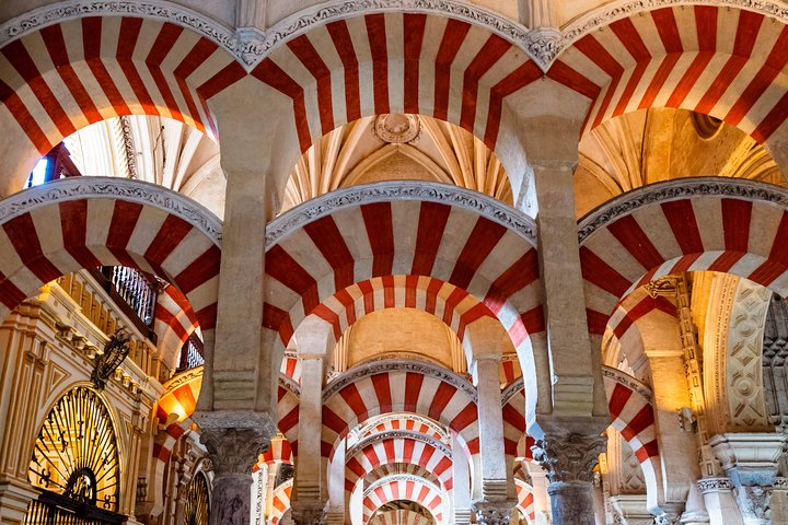 Guided tour: discover the 2 great monuments in Córdoba: Mezquita and Alcázar. - Photo 1 of 10
