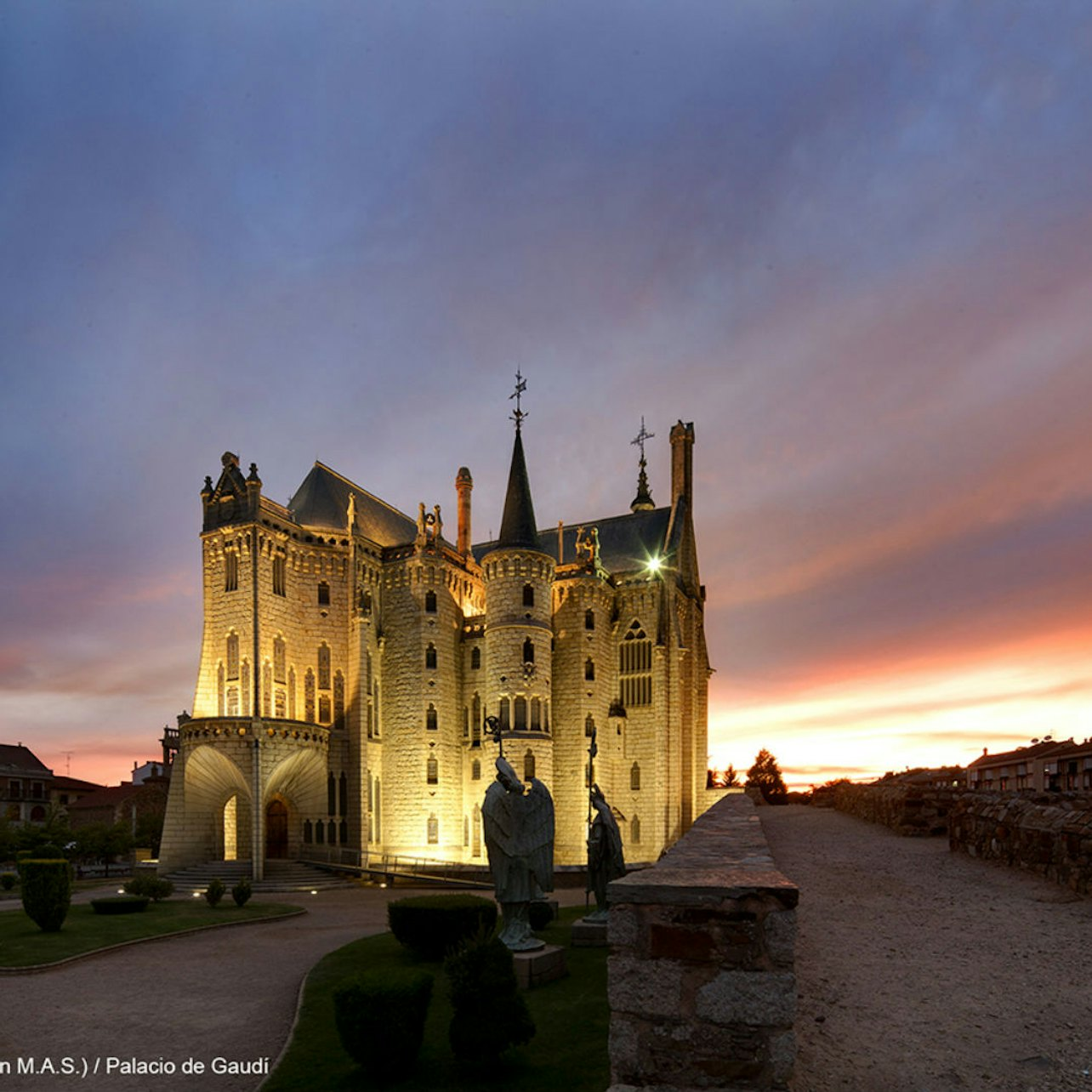 Palacio de Gaudí with Premium Guidebook - Photo 1 of 6