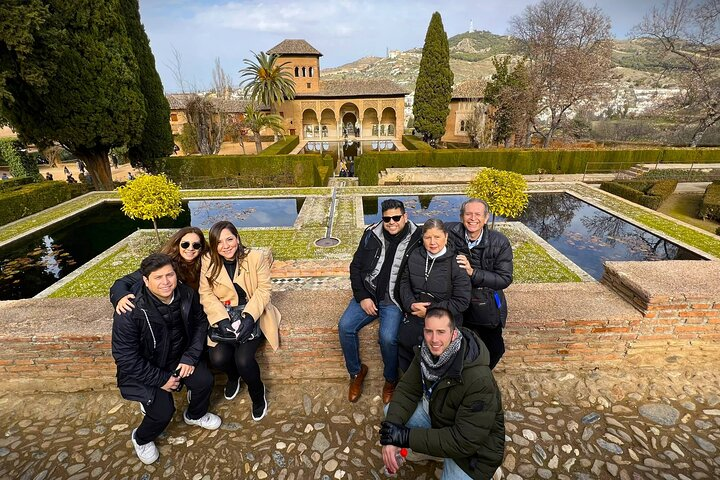 Fun family tour next to the gardens of the Alhambra, Granada